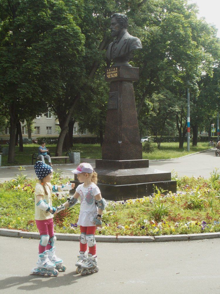 На фоне Чехова катаются девчата...