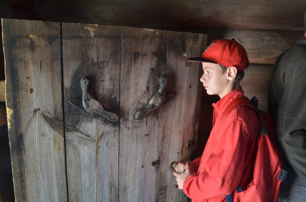 Старинные двери. Удивление.