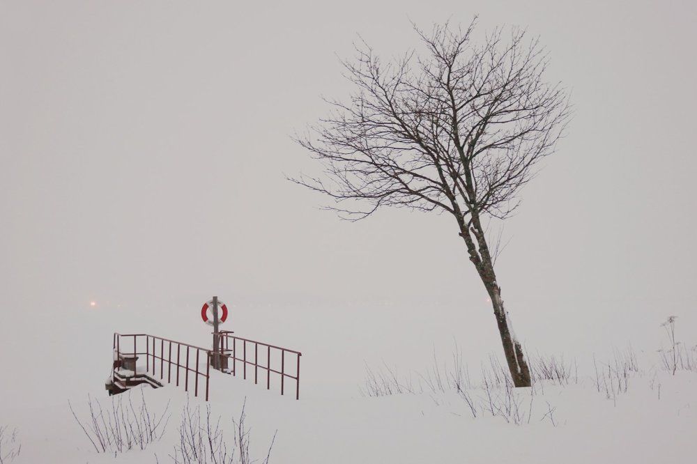 Спасательный круг на зимнем озере.