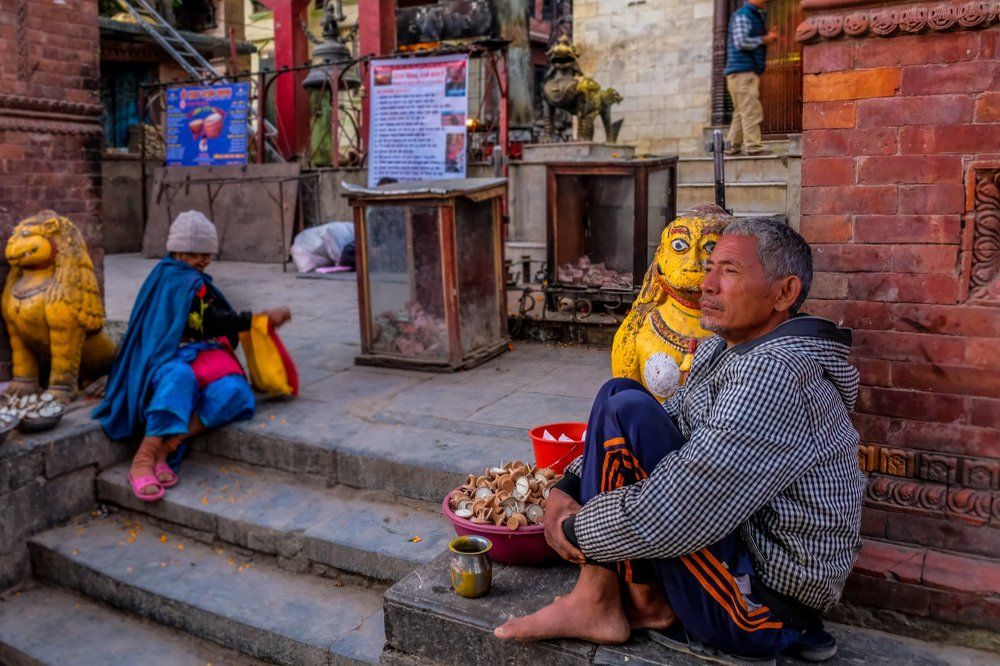 На ступенях храма, Катманду