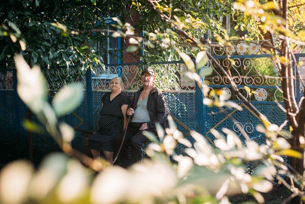 Бабушка рядышком с дедушкой