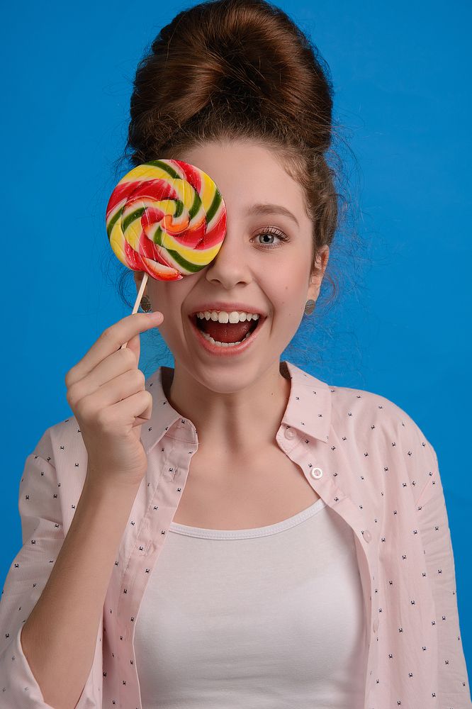 Жизнерадостная девочка.