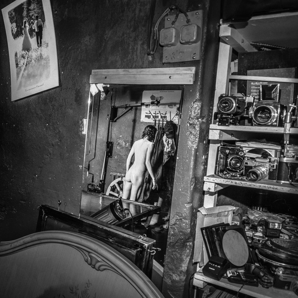 Отражение (в студии старого фотографа)