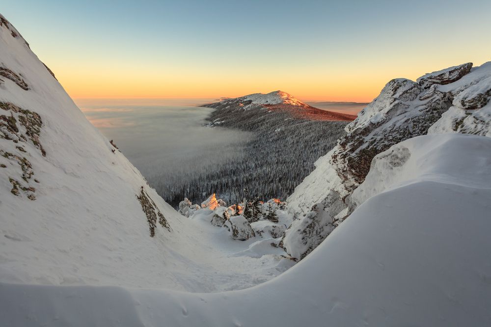 Спит в одеяле седой Таганай