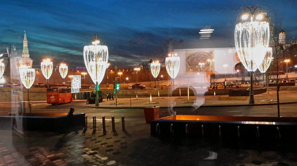 Москва ночная взгляд через стекло