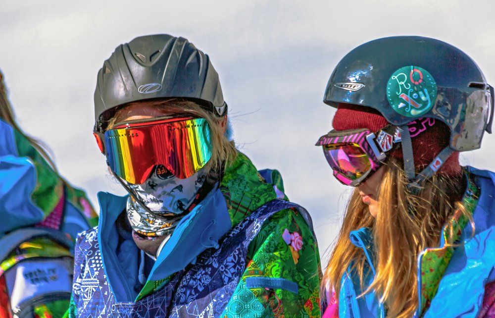 Лыжницы в ярких очках. Зимняя Олимпиада 2014 в Сочи.