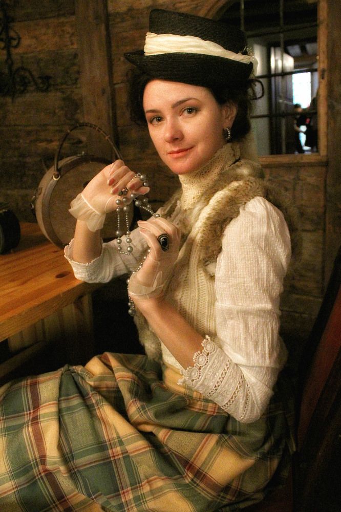 Неизвестная с бусами