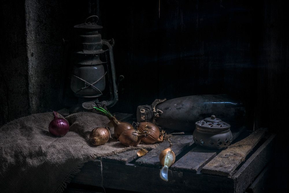 C луком и лампой