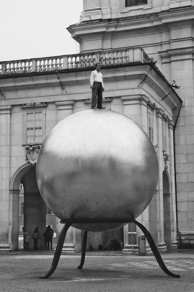 Мальчик на шаре