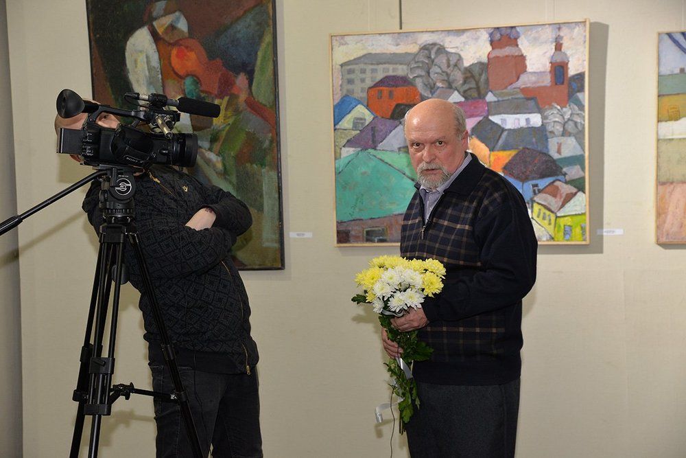 На вернисаже.