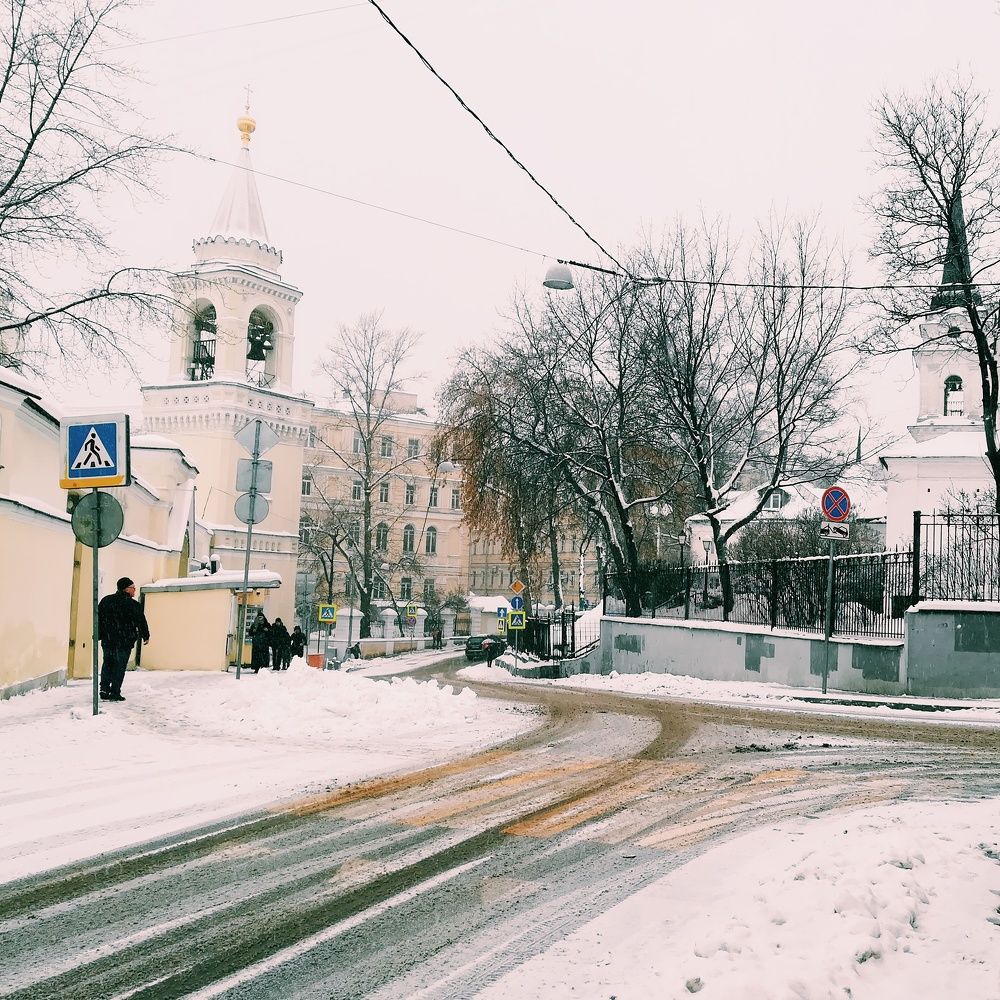 "На московских, изогнутых улицах..."
