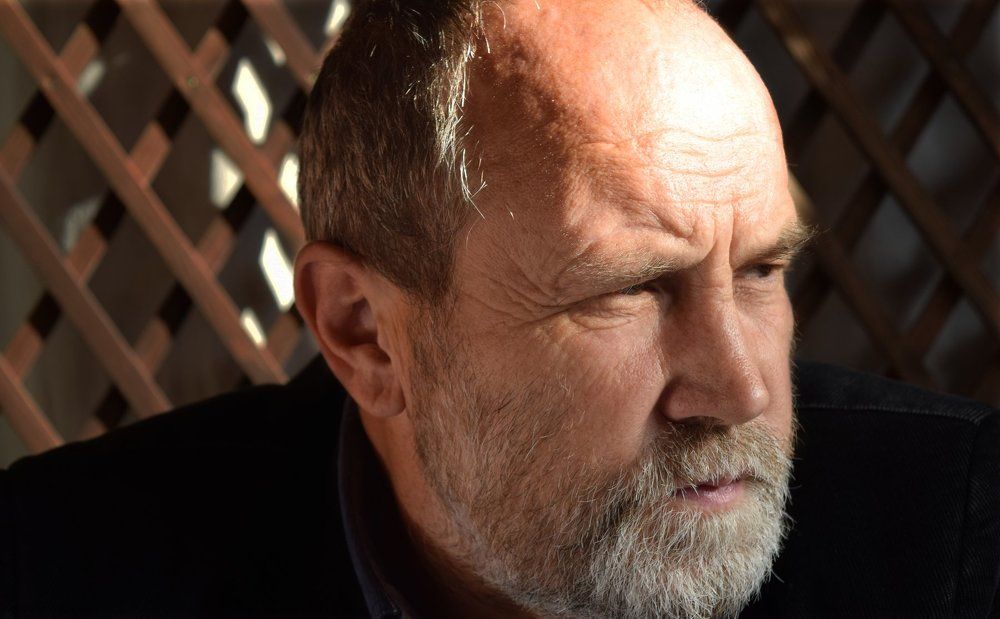 Думает о чём то