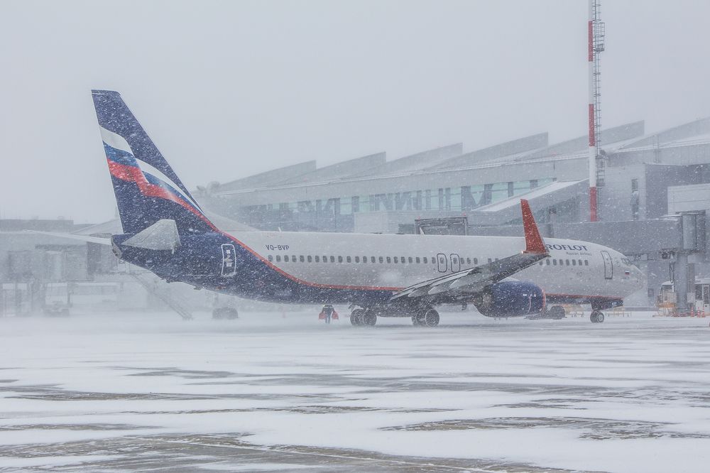 Метель, самолёт, аэропорт.