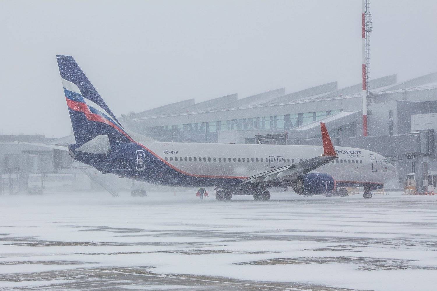 Метель, самолёт, аэропорт.