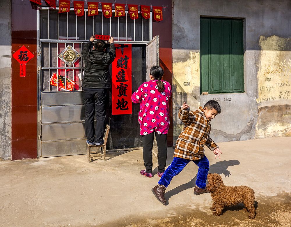 Plaster the couplet to welcome the new year