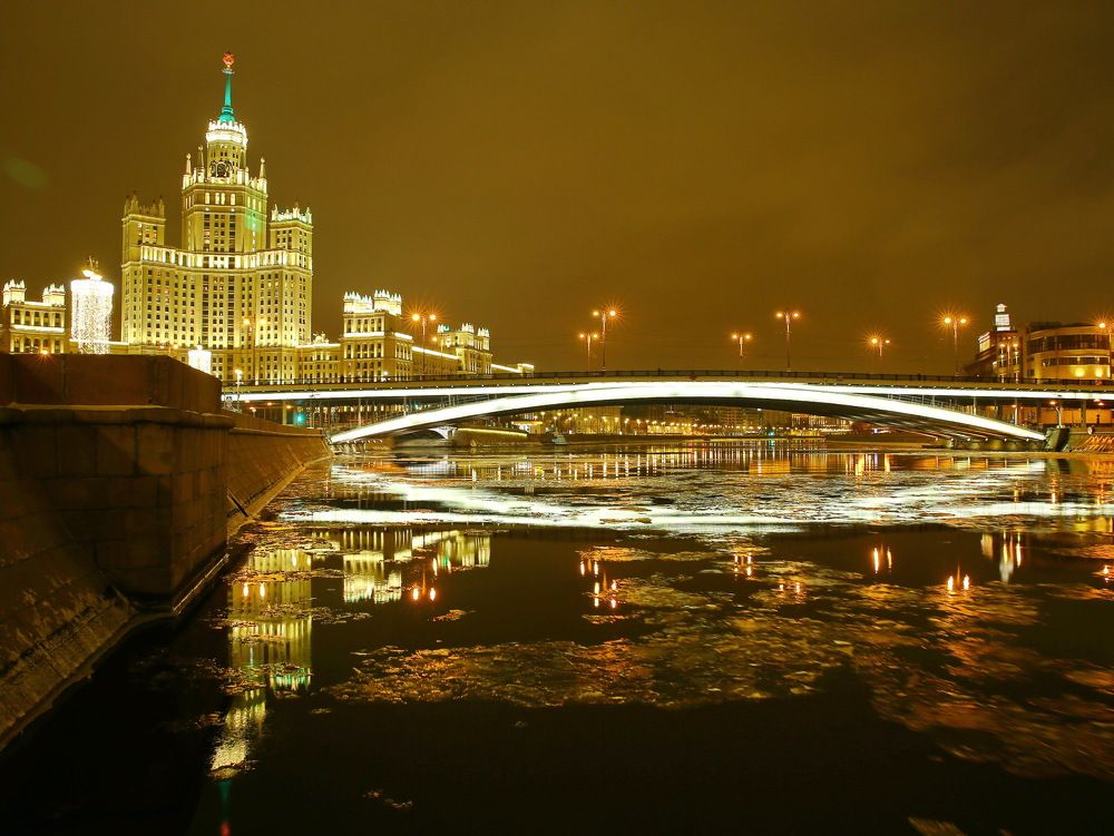 Большой Устьинский мост и высотка на Котельнической набережной