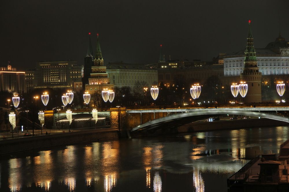 Звон бокалов у стен Кремля