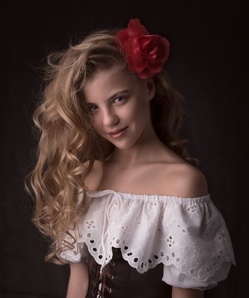Девочка с цветком в волосах