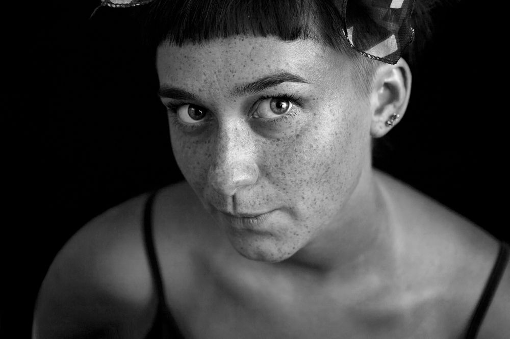 Девушка с веснушками