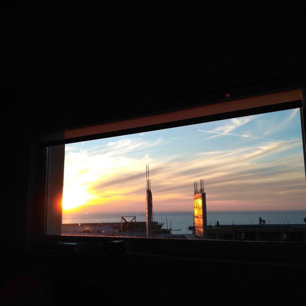 "внутри стены"