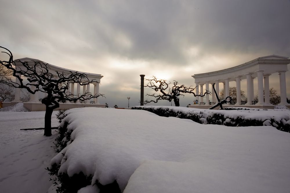 Черноморск городской парк колоннады
