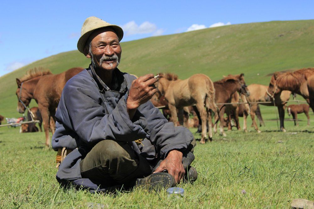 Монгольские люди с лошадьми.