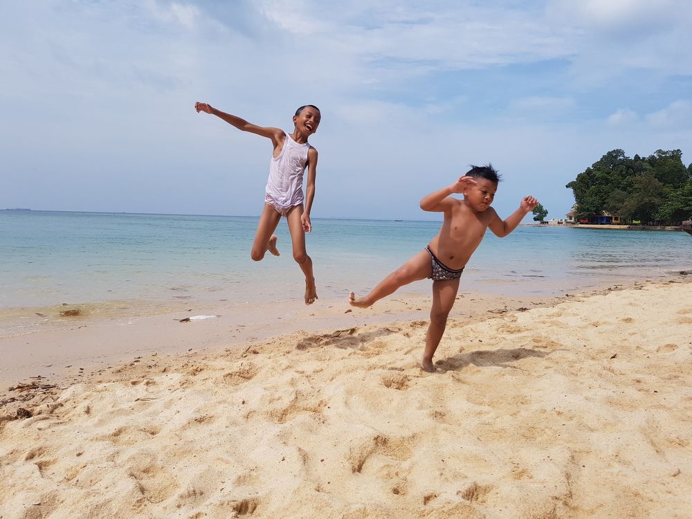 Playing and flying on the sand