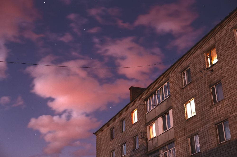 Лето над многоэтажкой