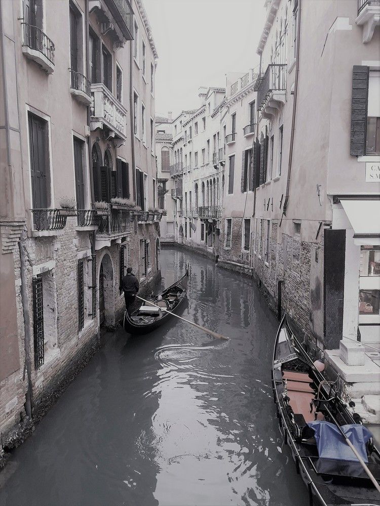 Одинокий Гондола на венецианский канале