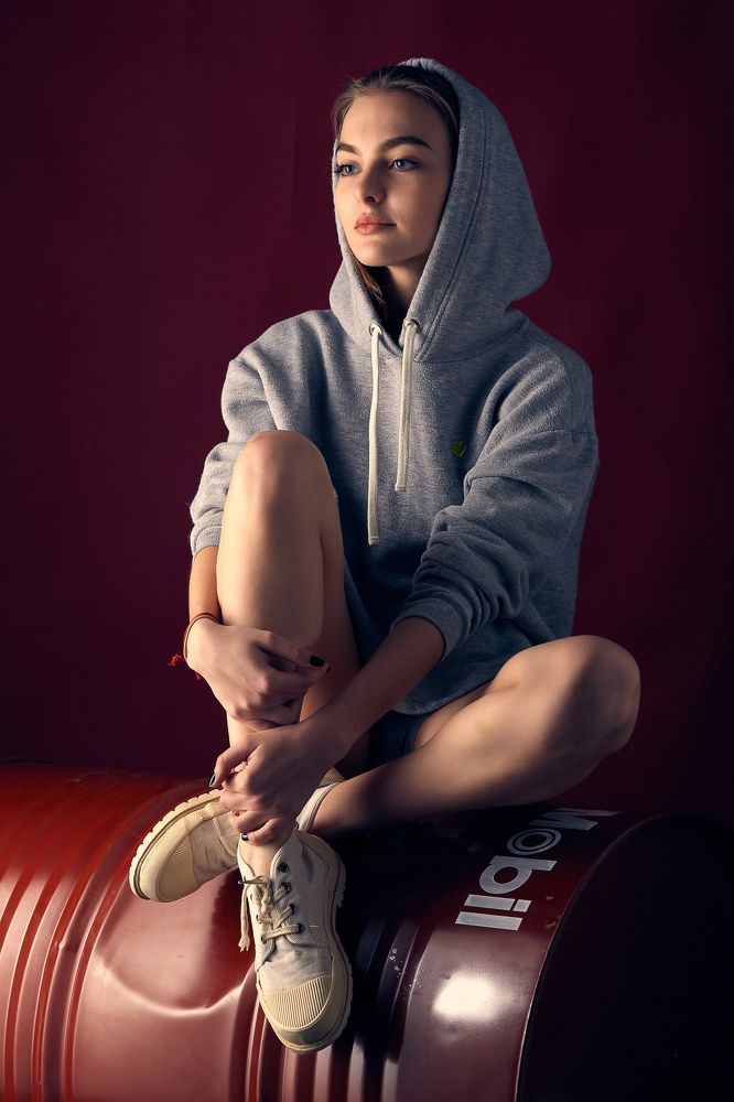 Девку на бочку!