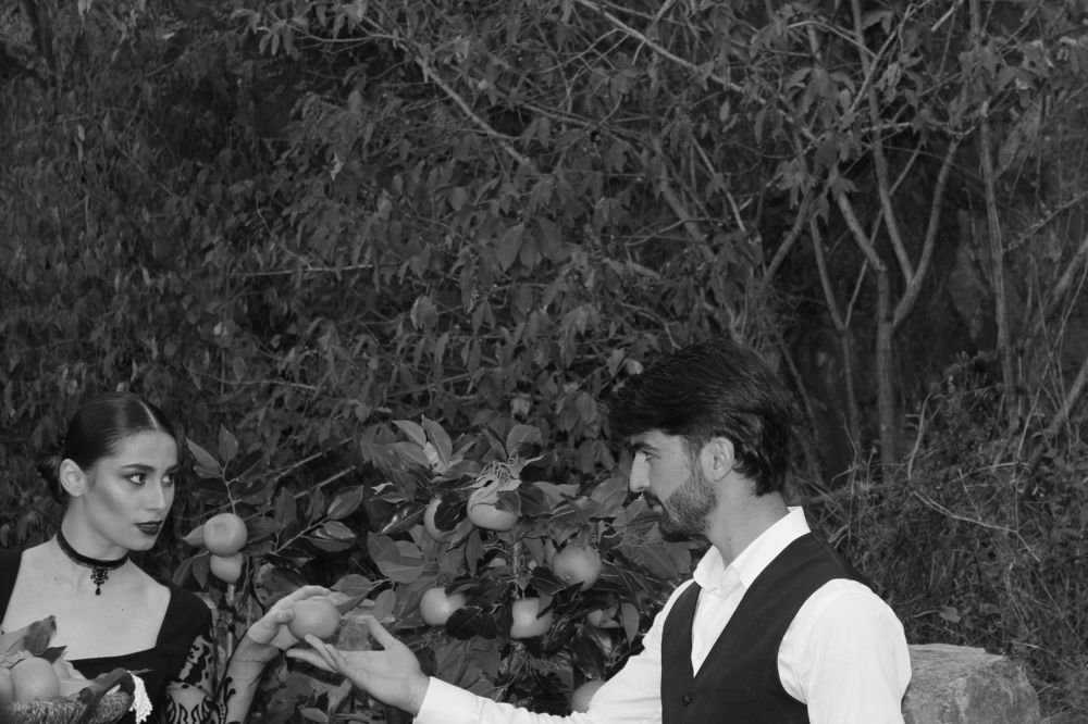 Девушка дарит апельсин другу