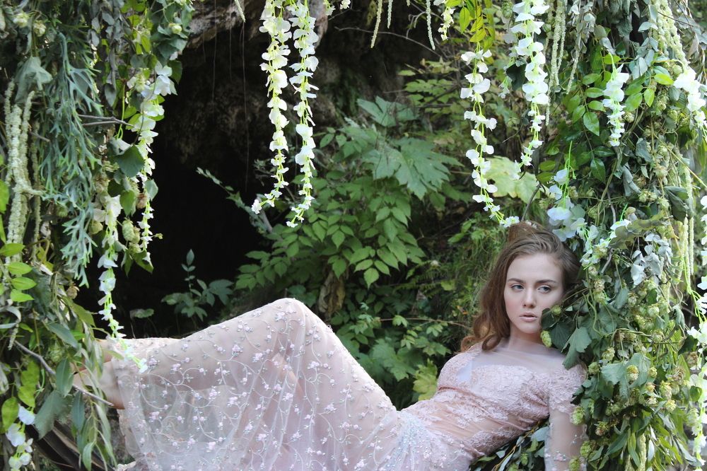 Модель смотрит на камеру !