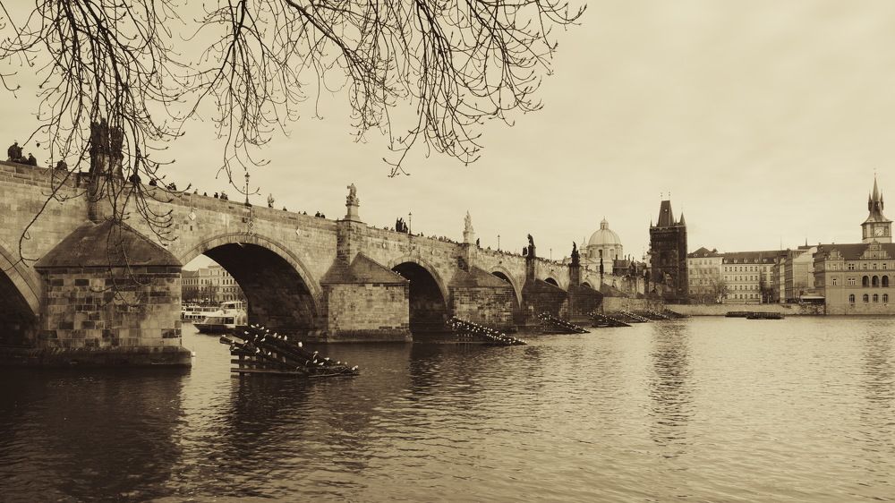 Панорама Карлова моста в винтажном стиле