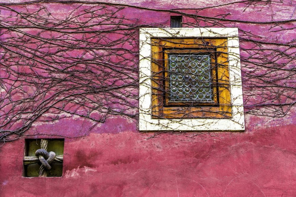 Окно в стене старого дома