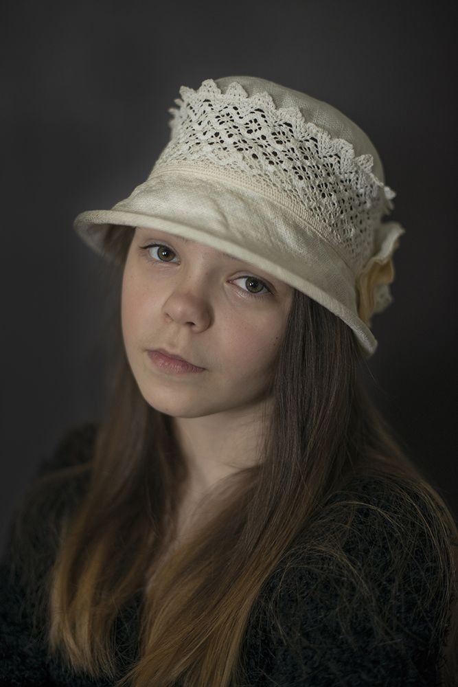 Девочка в белой шляпке
