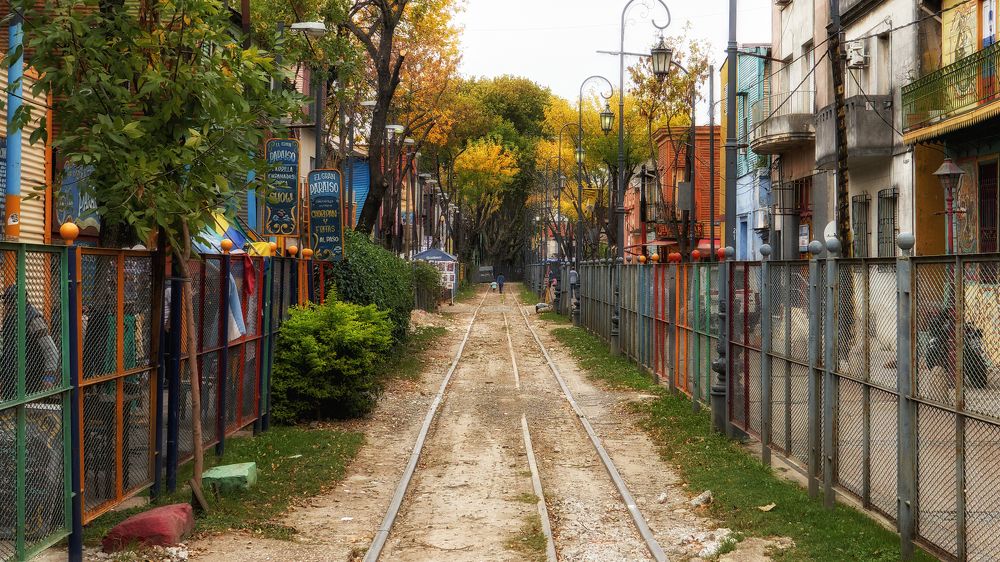 Пешком по шпалам среди города.