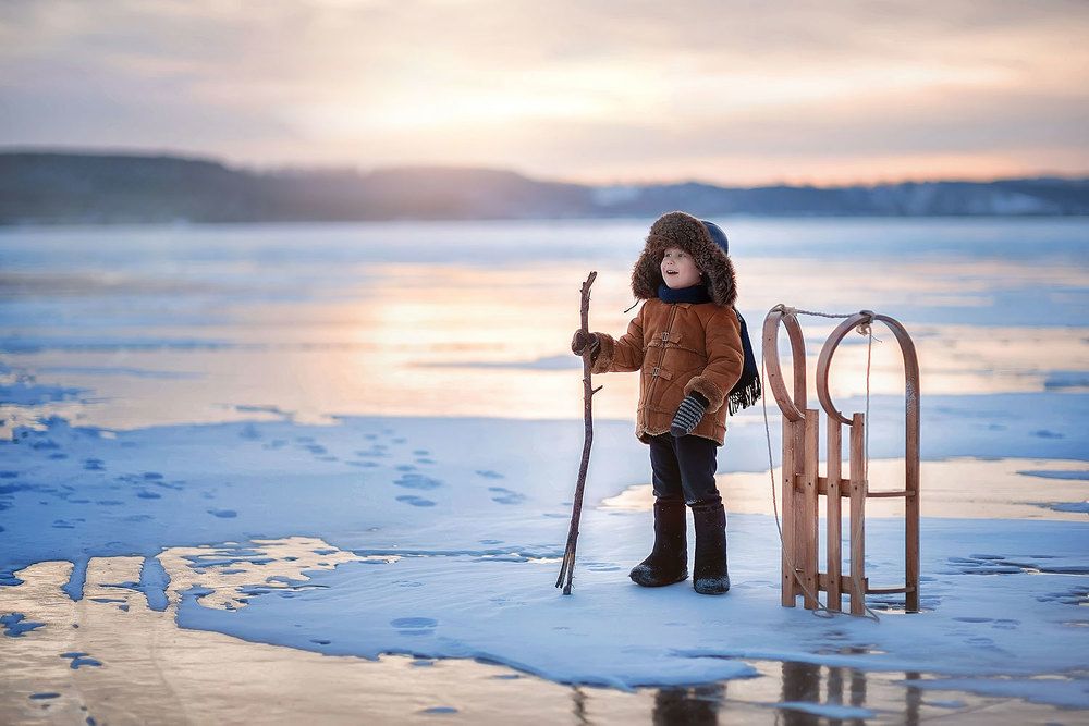 Мальчик на зимнем озере