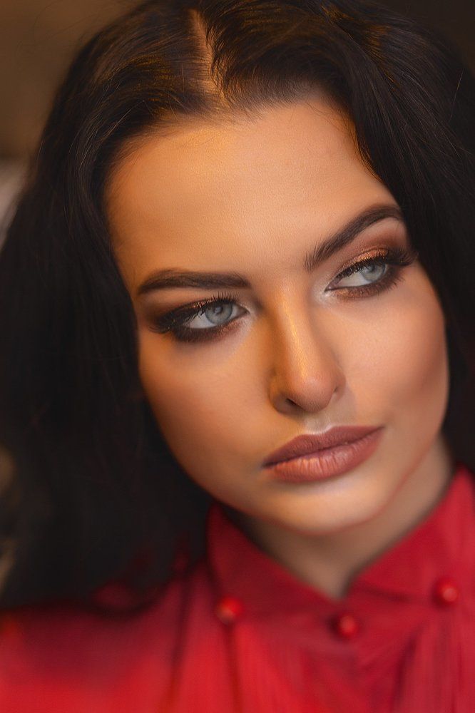 Девушка в красном