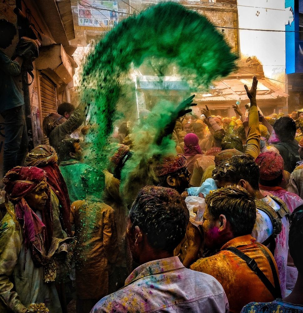 RANG BARSE(COLOUR THROW IN CROWD)