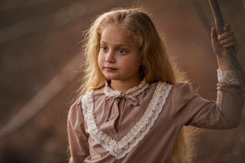 Девочка на закате в саду