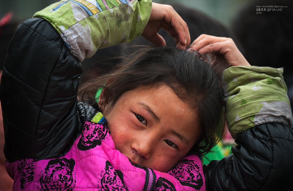A plateau child with flower gestures