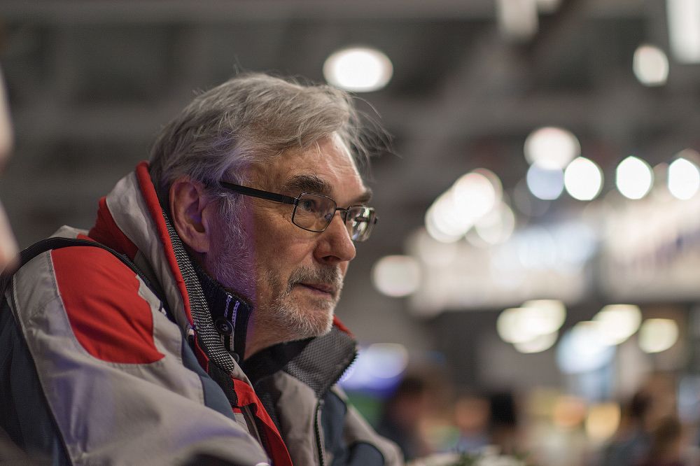 Один из посетителей выставки