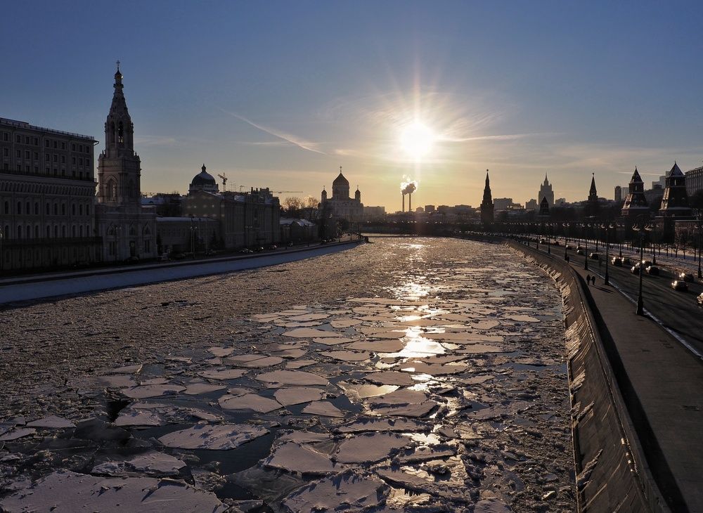 Мартовский вечер на Москве-реке