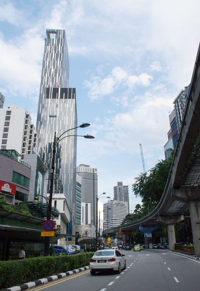 Улица с небоскрёбами