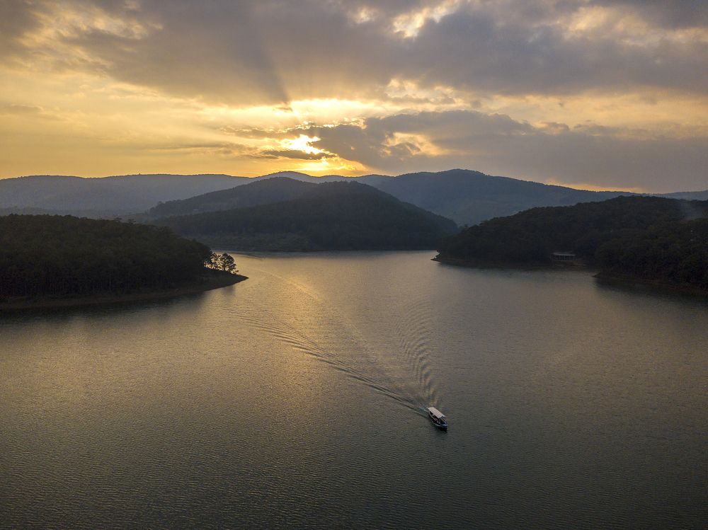 The last ship in Tuyen Lam Lake