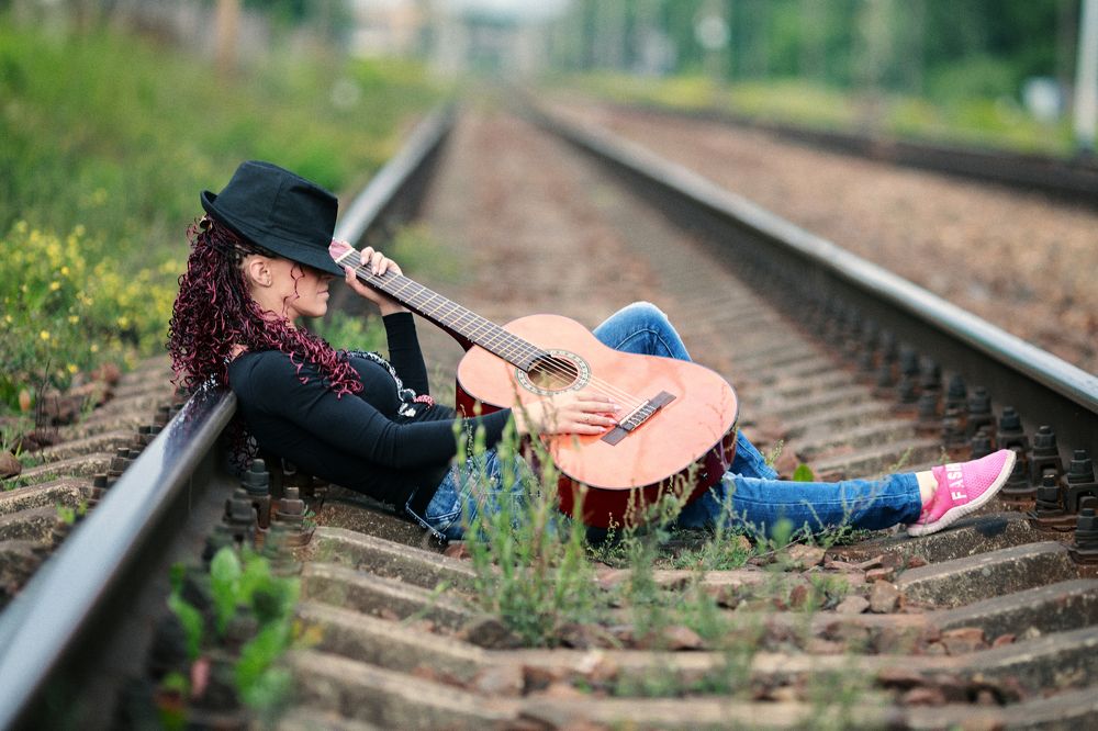 В душе пустота, в голове музыка, на ногах кеды, а в руке гитара.