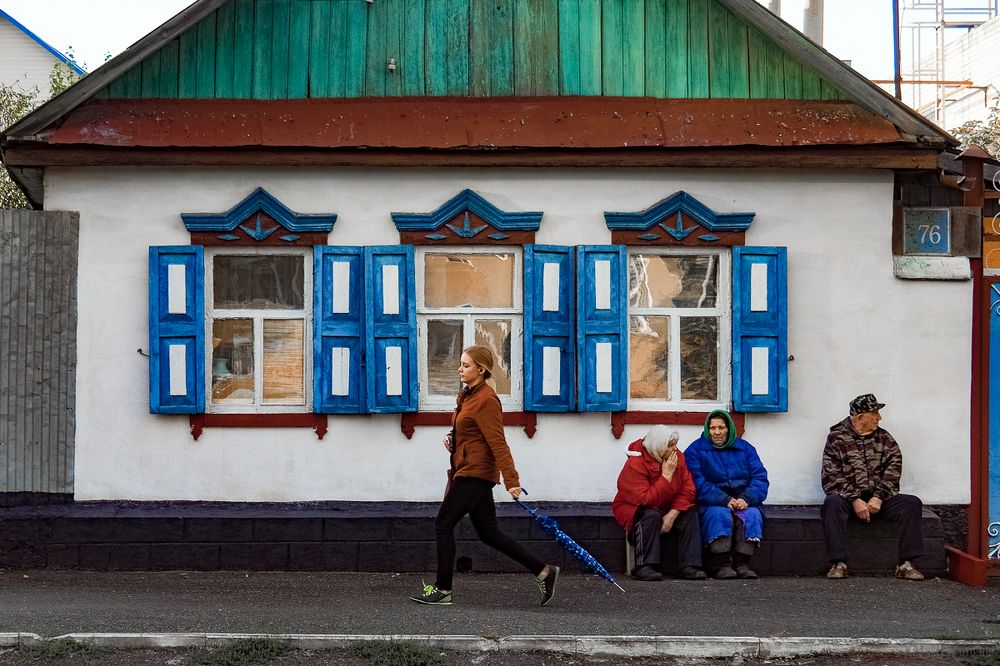 летящей походкой