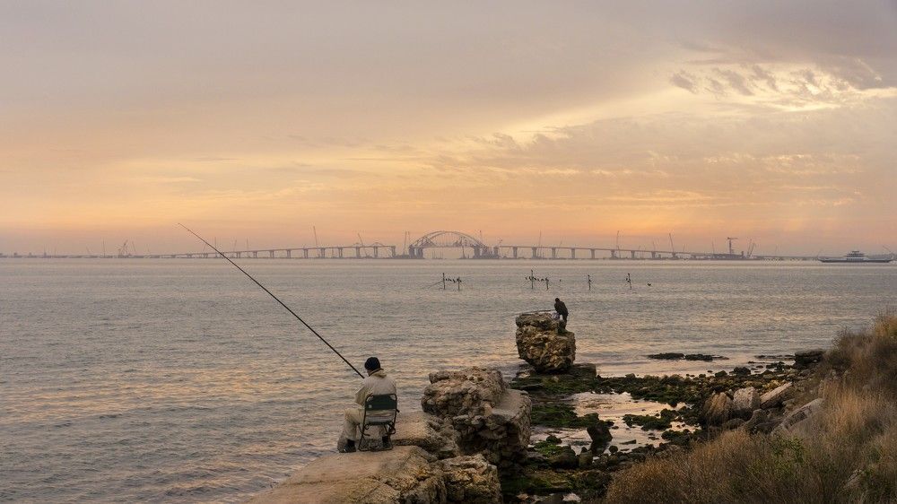 Рыбалка на фоне Керченского моста