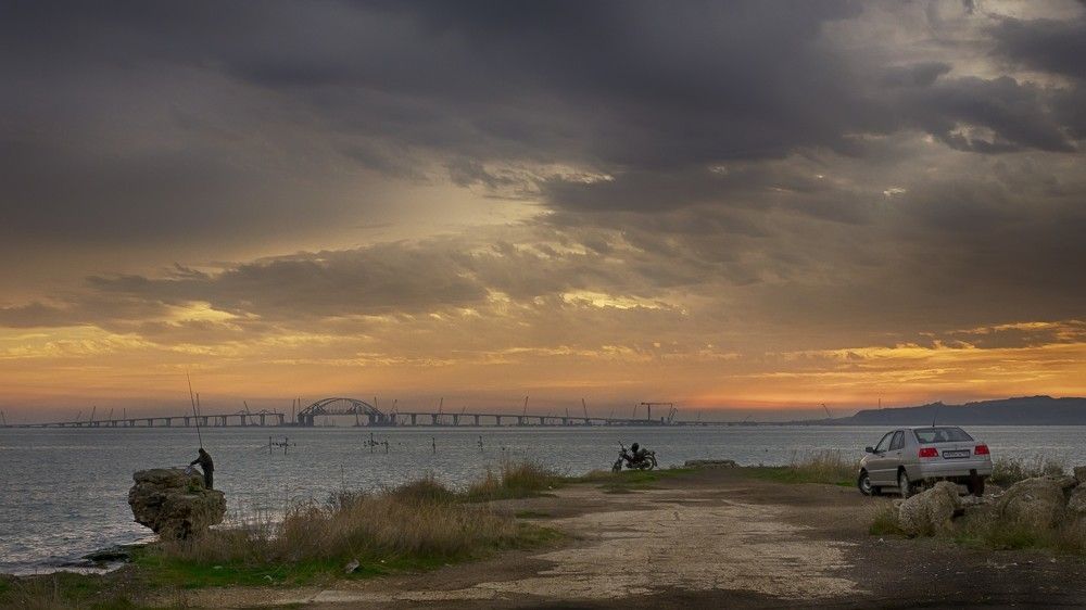 Вечер на фоне Керченского моста