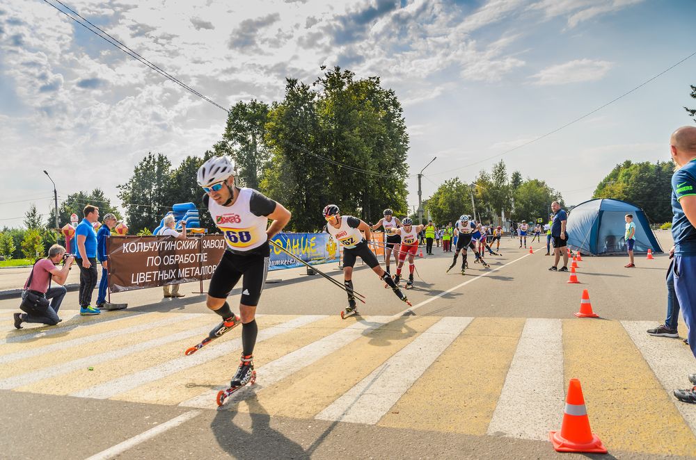 На дистанции.